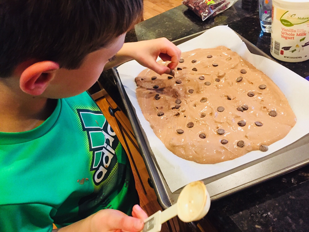 Kids like to help in the kitchen. Kids can help make this yummy and healthy snack. Frozen Yogurt Bark