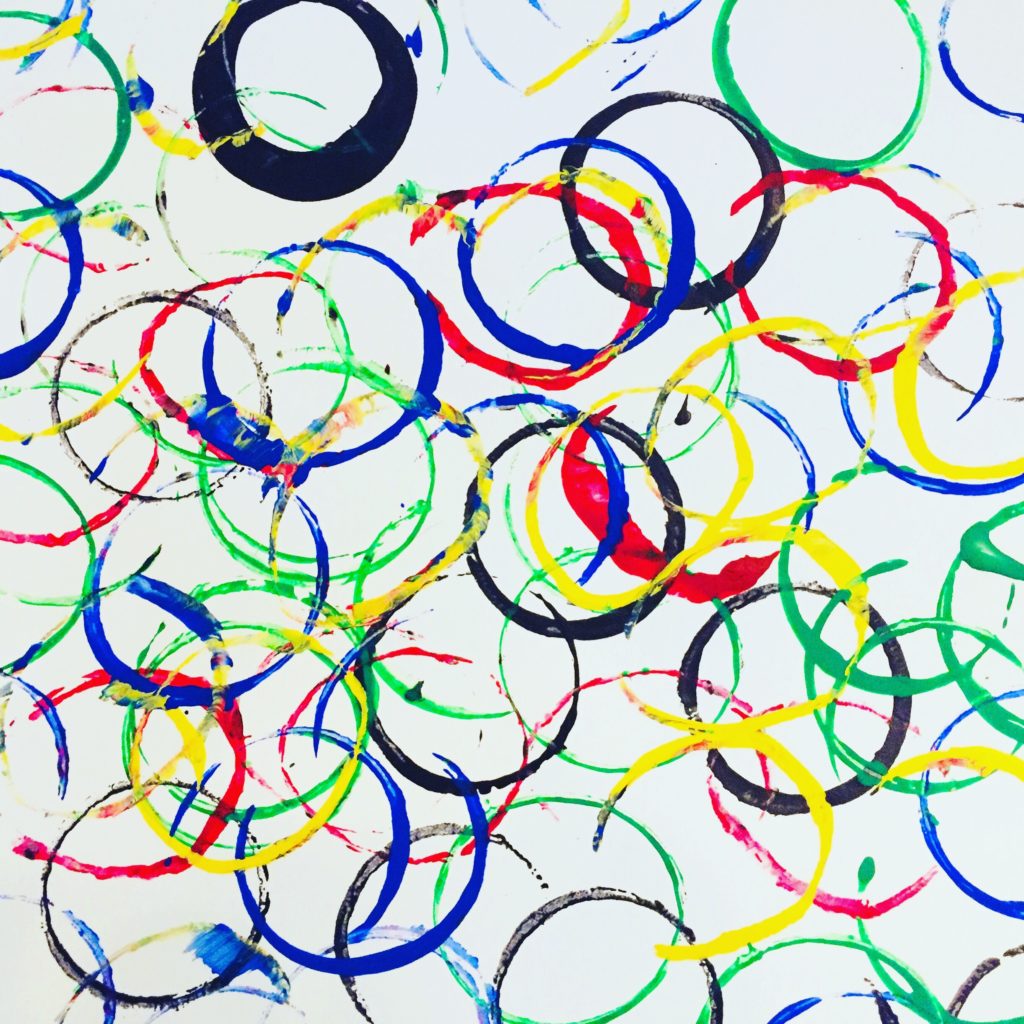 Olympic Ring Circle Painting is a fun and easy craft to do with kids of all ages. By using cardboard tubes it makes it especially easy for preschoolers to paint. #preschool #kidscraft #kidsart #artforkids #craft