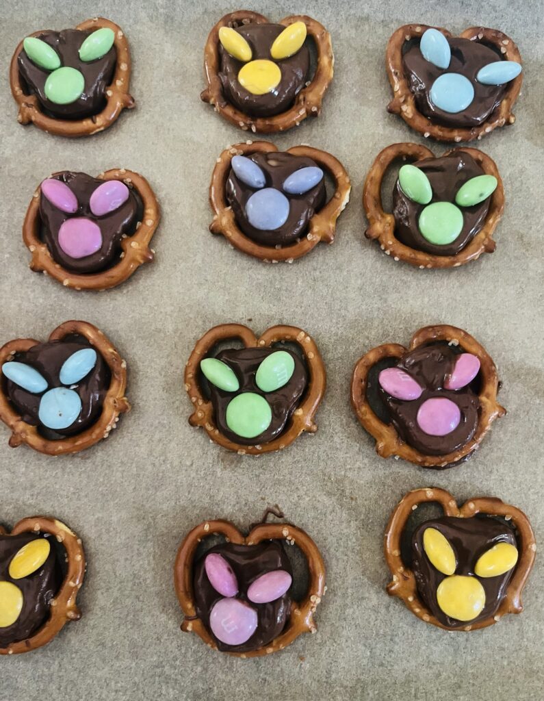 Cute Easter Bunny Pretzel Treats